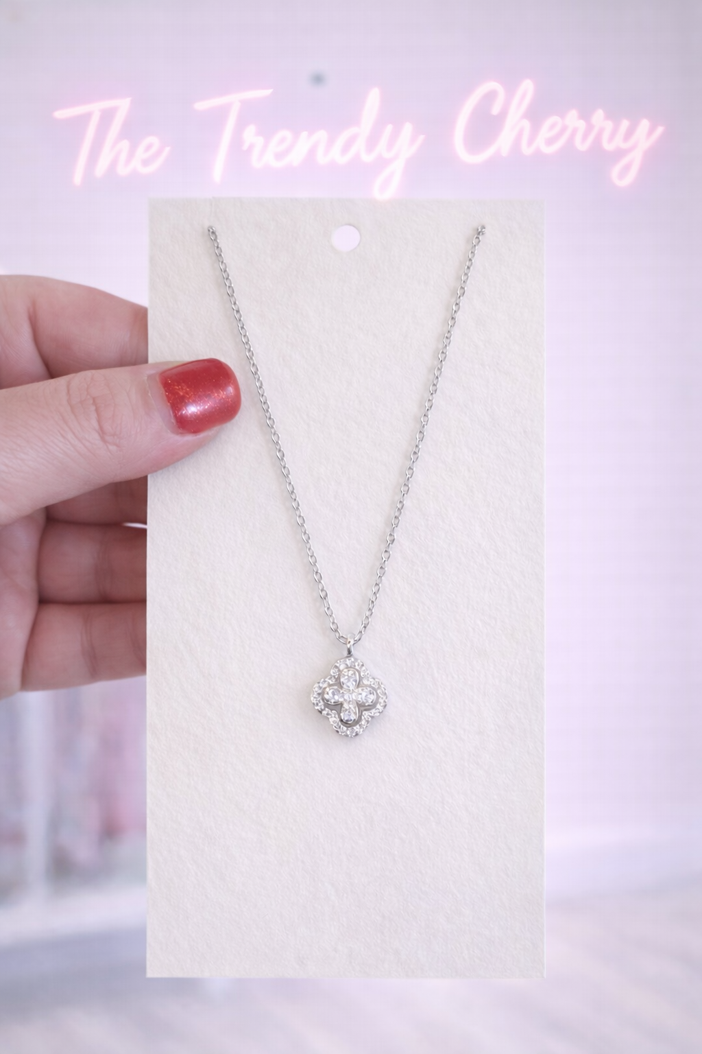 Trendy silver clover necklace