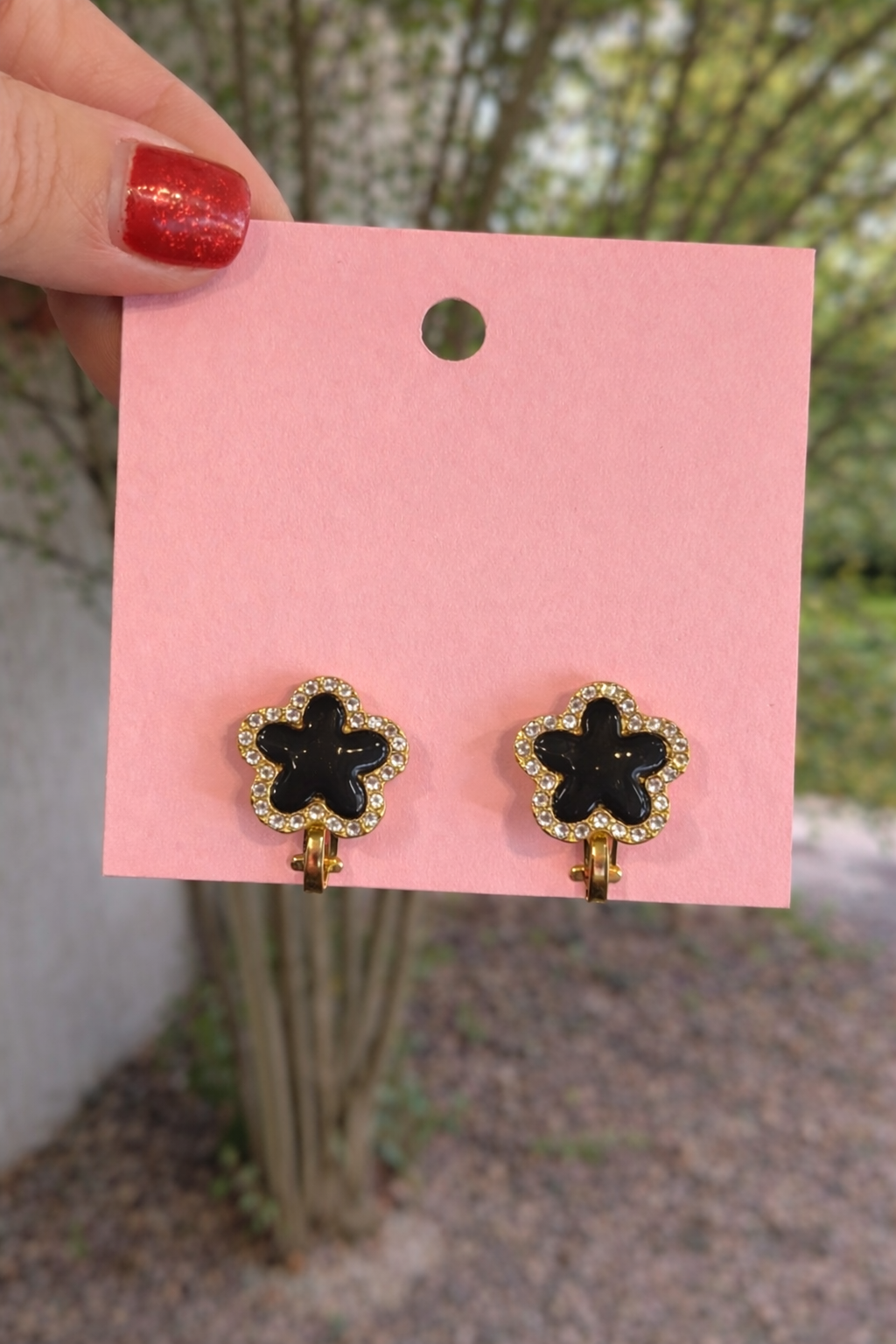 Trendy clip-on earrings black
